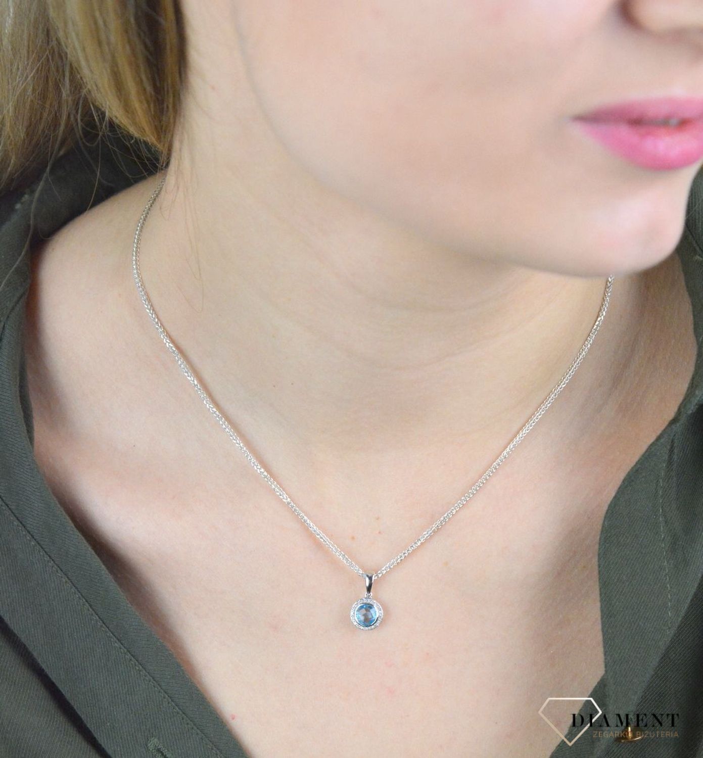 Zawieszka damska białe złoto DIAMENT, topaz 0660027074 HSI. Całość utworzy kompozycję cechującą się klasyczną elegancją i subtelnym pięknem. Wisiorek doda noszącej go kobiecie wdzięku i blasku.jpg